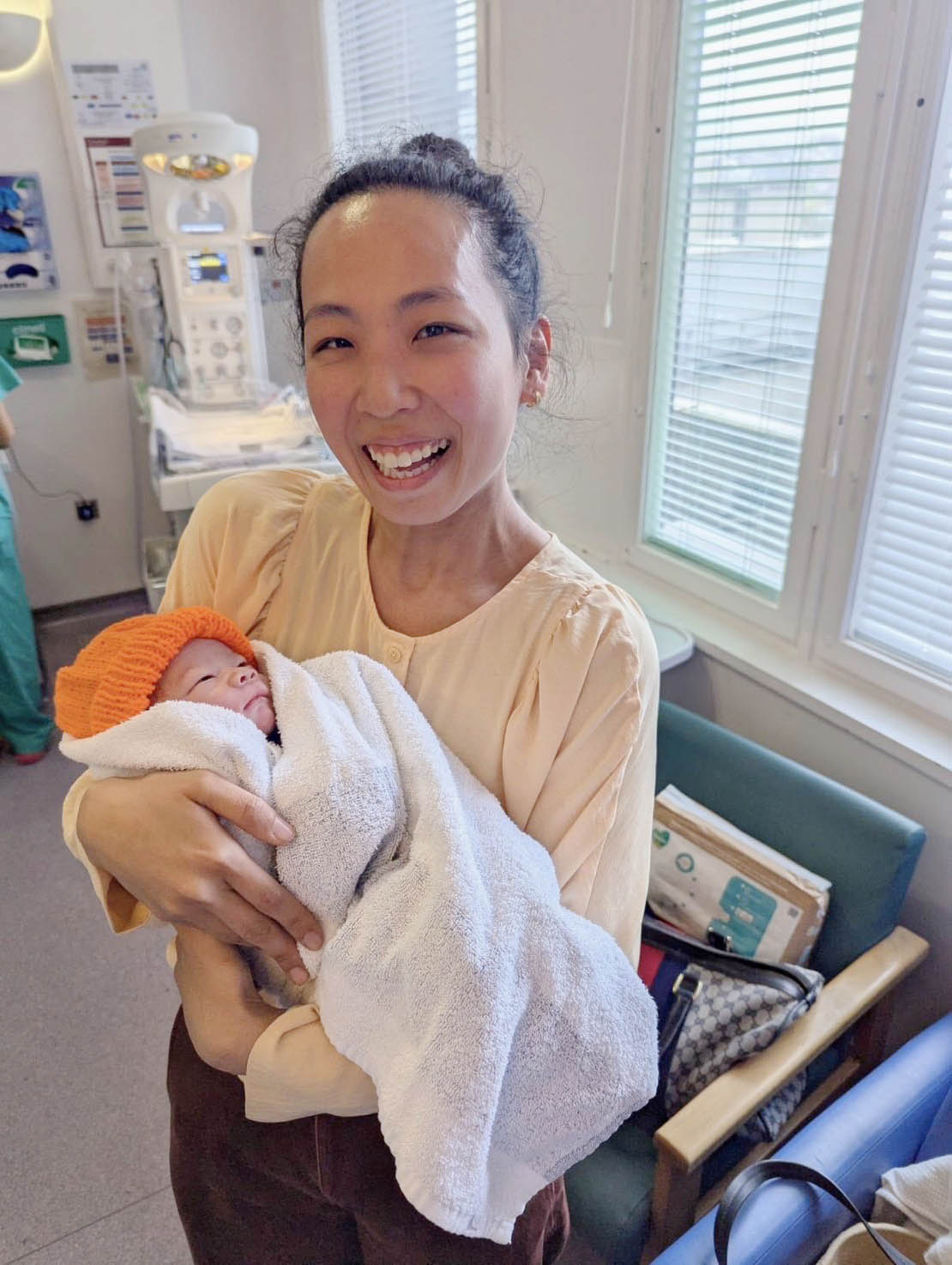 産後ドゥーラ NAO - 笑顔で赤ちゃんを抱く